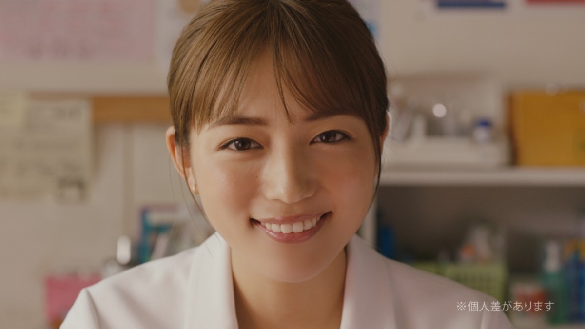 川口春奈が保健室の先生に！ 白衣姿でケガした生徒に謎なおまじない