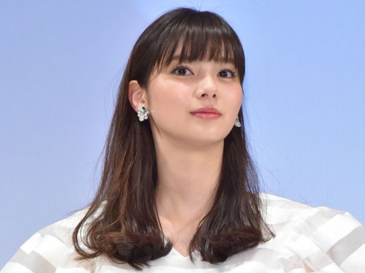 新川優愛（2017年撮影）