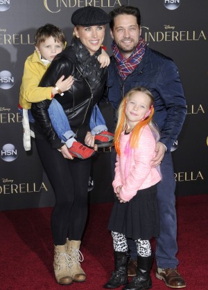 ジェイソン・プリーストリー＆妻ナオミ・ロードと子どもたち