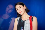 【写真】美しい三吉彩花、スタイル抜群の全身ショットも