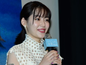 映画『いなくなれ、群青』完成披露試写会に出席した中村里帆