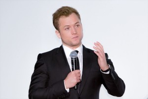 『ロケットマン』ジャパンプレミア ブルーカーペット・イベント＆舞台挨拶に登場したタロン・エガートン