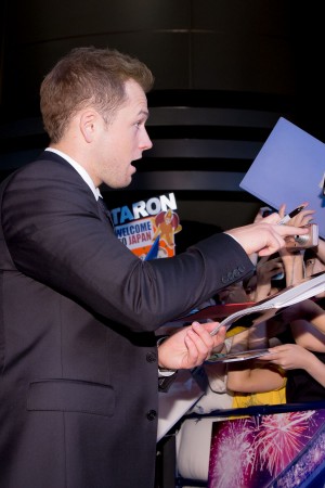 『ロケットマン』ジャパンプレミア ブルーカーペット・イベント＆舞台挨拶に登場したタロン・エガートン