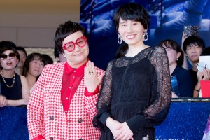 （左から）『ロケットマン』ジャパンプレミア ブルーカーペット・イベント＆舞台挨拶に登場したハリセンボンの近藤春菜、箕輪はるか