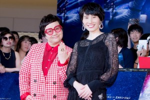 （左から）『ロケットマン』ジャパンプレミア ブルーカーペット・イベント＆舞台挨拶に登場したハリセンボンの近藤春菜、箕輪はるか