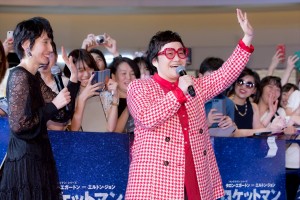 （左から）『ロケットマン』ジャパンプレミア ブルーカーペット・イベント＆舞台挨拶に登場したハリセンボンの箕輪はるか、近藤春菜