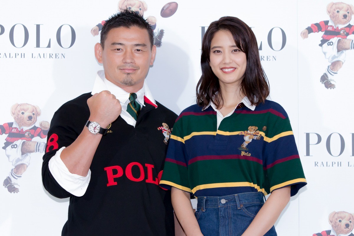 山崎紘菜、“ポロ ベア”にメロメロ　五郎丸歩選手もニッコリ