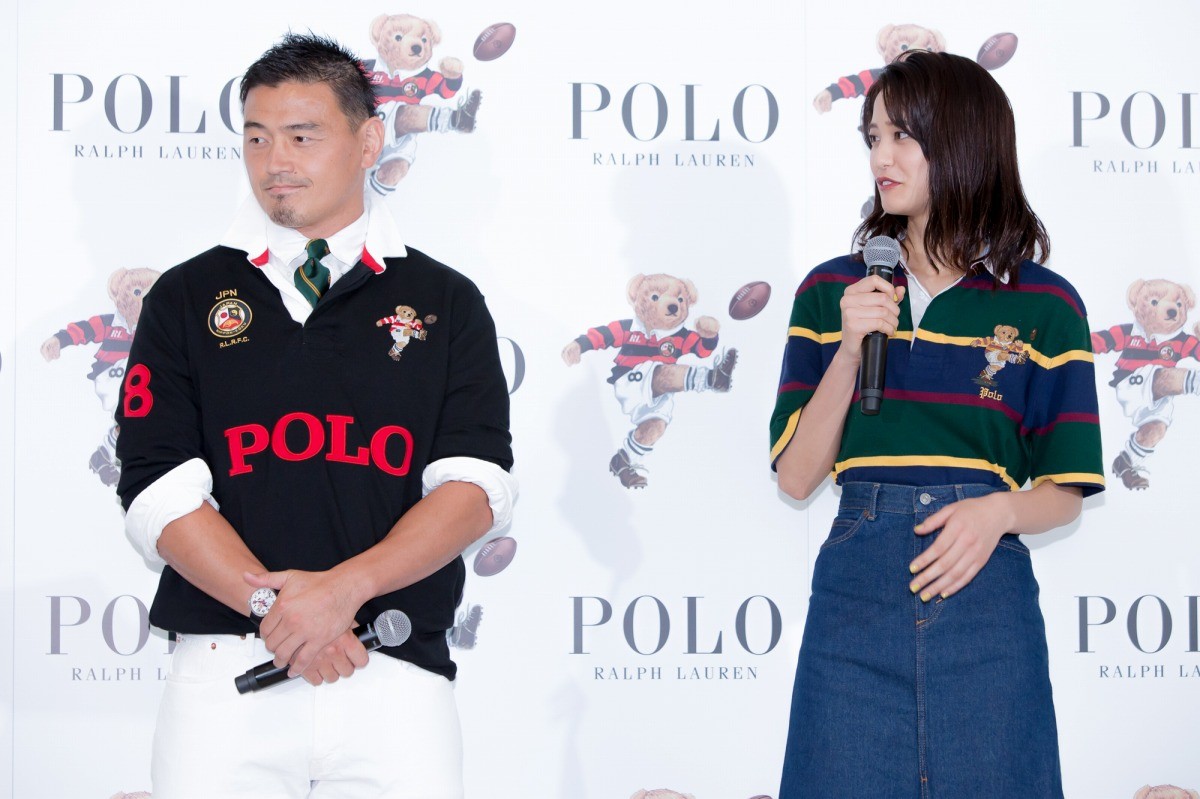 山崎紘菜、“ポロ ベア”にメロメロ　五郎丸歩選手もニッコリ