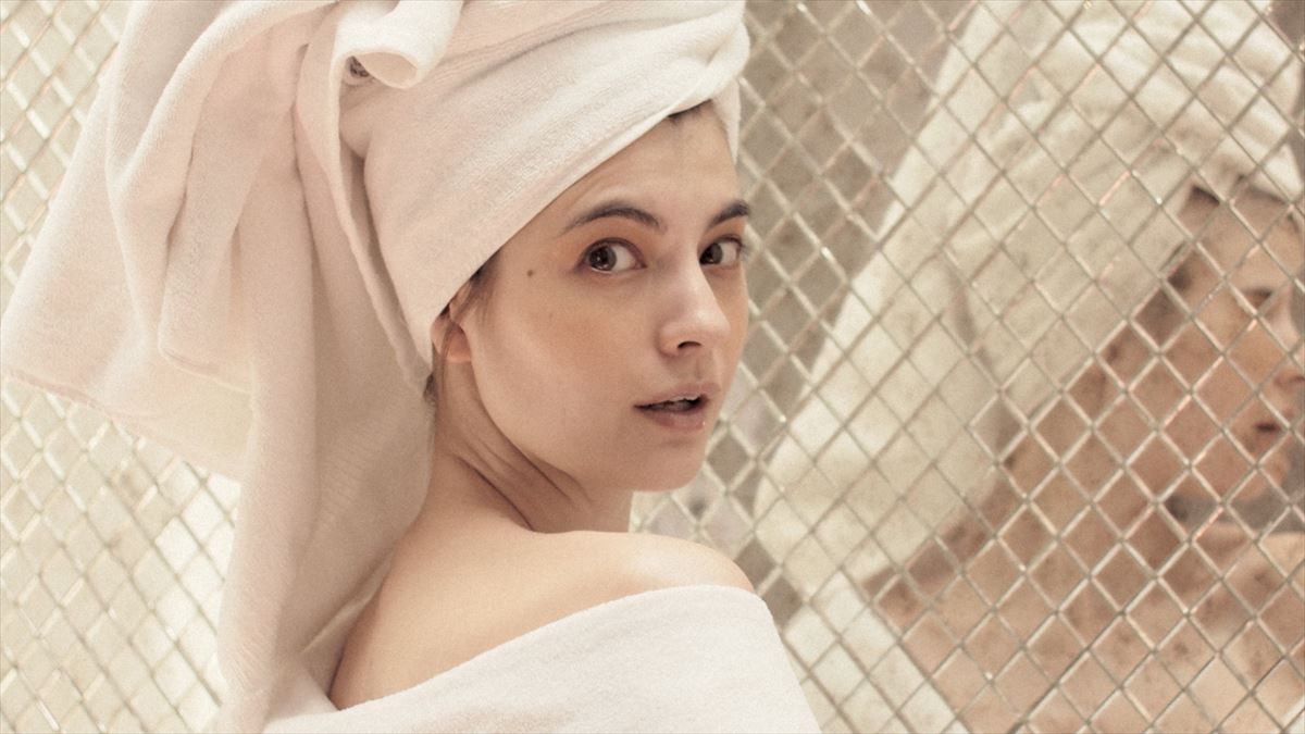 マギー、ビキニ姿で“しなやか美ボディ”をあらわ　LAで“自分を解放”