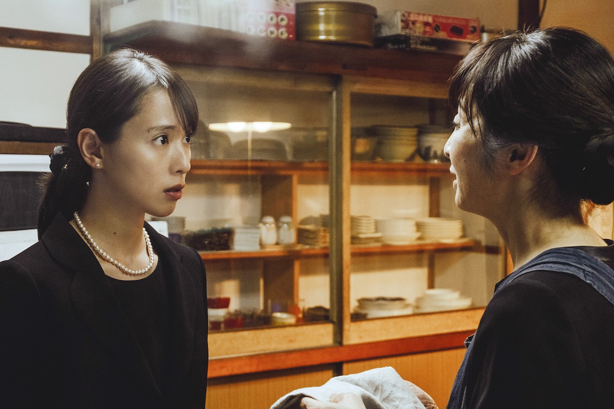 戸田恵梨香、上品な喪服姿を披露 『最初の晩餐』未公開カット独占公開