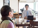 映画『痛くない死に方』撮影現場の様子（左から）高橋伴明監督、柄本佑