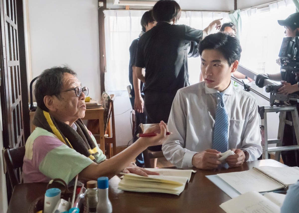 映画『痛くない死に方』撮影現場の様子(左から)高橋伴明監督、柄本佑