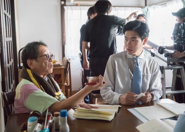 映画『痛くない死に方』撮影現場の様子(左から)高橋伴明監督、柄本佑