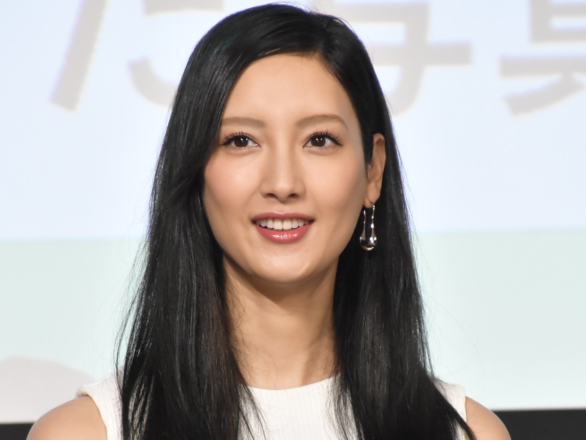 菜々緒、黒ビキニ姿で佇む姿にファン「健康的な美しさ」