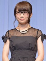 秋元真夏、「第28回 日本 メガネ ベストドレッサー賞」表彰式にて（2015年）