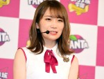 「ファンタ坂学園」入学式に登場した秋元真夏（2019年）