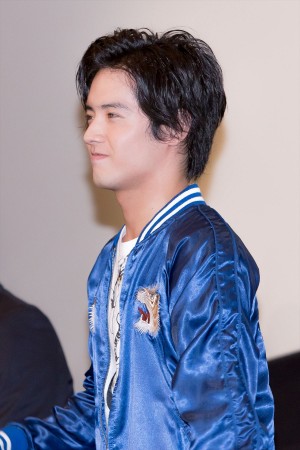 『ビルド NEW WORLD 仮面ライダーグリス』の完成披露舞台挨拶に登場した赤楚衛二