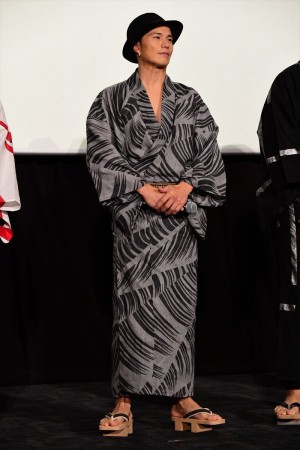 映画『3人の信長』完成披露舞台挨拶に登場した市原隼人