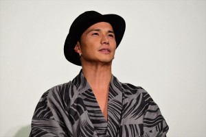 映画『3人の信長』完成披露舞台挨拶に登場した市原隼人