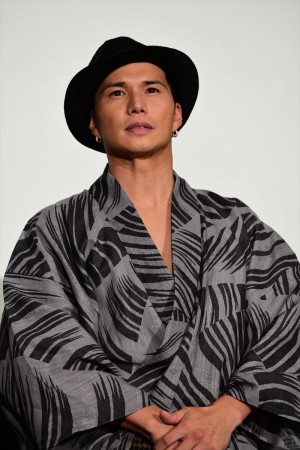 映画『3人の信長』完成披露舞台挨拶に登場した市原隼人