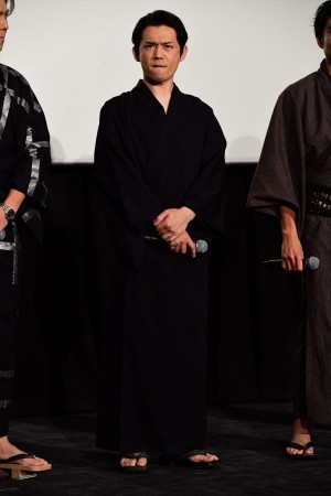 映画『3人の信長』完成披露舞台挨拶に登場した岡田義徳