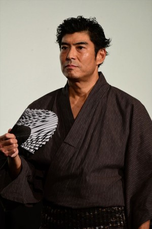 映画『3人の信長』完成披露舞台挨拶に登場した高嶋政宏