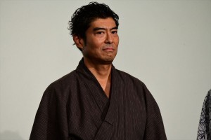 映画『3人の信長』完成披露舞台挨拶に登場した高嶋政宏