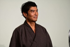 映画『3人の信長』完成披露舞台挨拶に登場した高嶋政宏