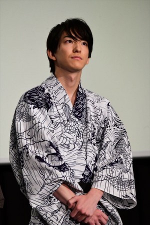 映画『3人の信長』完成披露舞台挨拶に登場した前田公輝