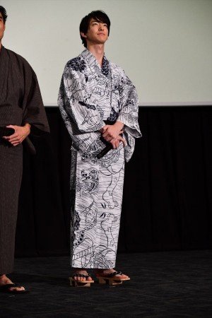 映画『3人の信長』完成披露舞台挨拶に登場した前田公輝