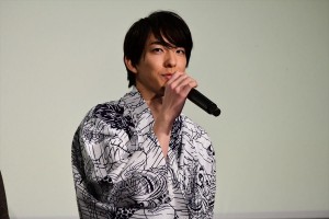 映画『3人の信長』完成披露舞台挨拶に登場した前田公輝