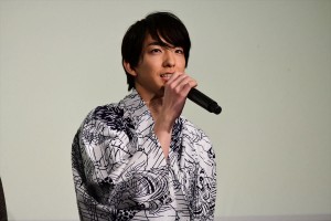 映画『3人の信長』完成披露舞台挨拶に登場した前田公輝
