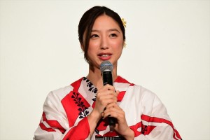 映画『3人の信長』完成披露舞台挨拶に登場した坂東希