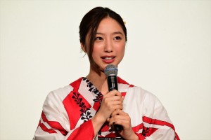 映画『3人の信長』完成披露舞台挨拶に登場した坂東希