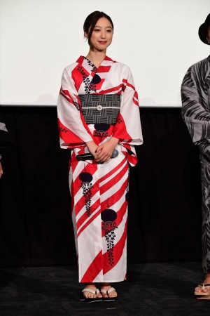 映画『3人の信長』完成披露舞台挨拶に登場した坂東希