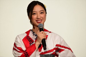 映画『3人の信長』完成披露舞台挨拶に登場した坂東希