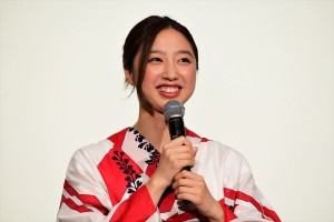 映画『3人の信長』完成披露舞台挨拶に登場した坂東希