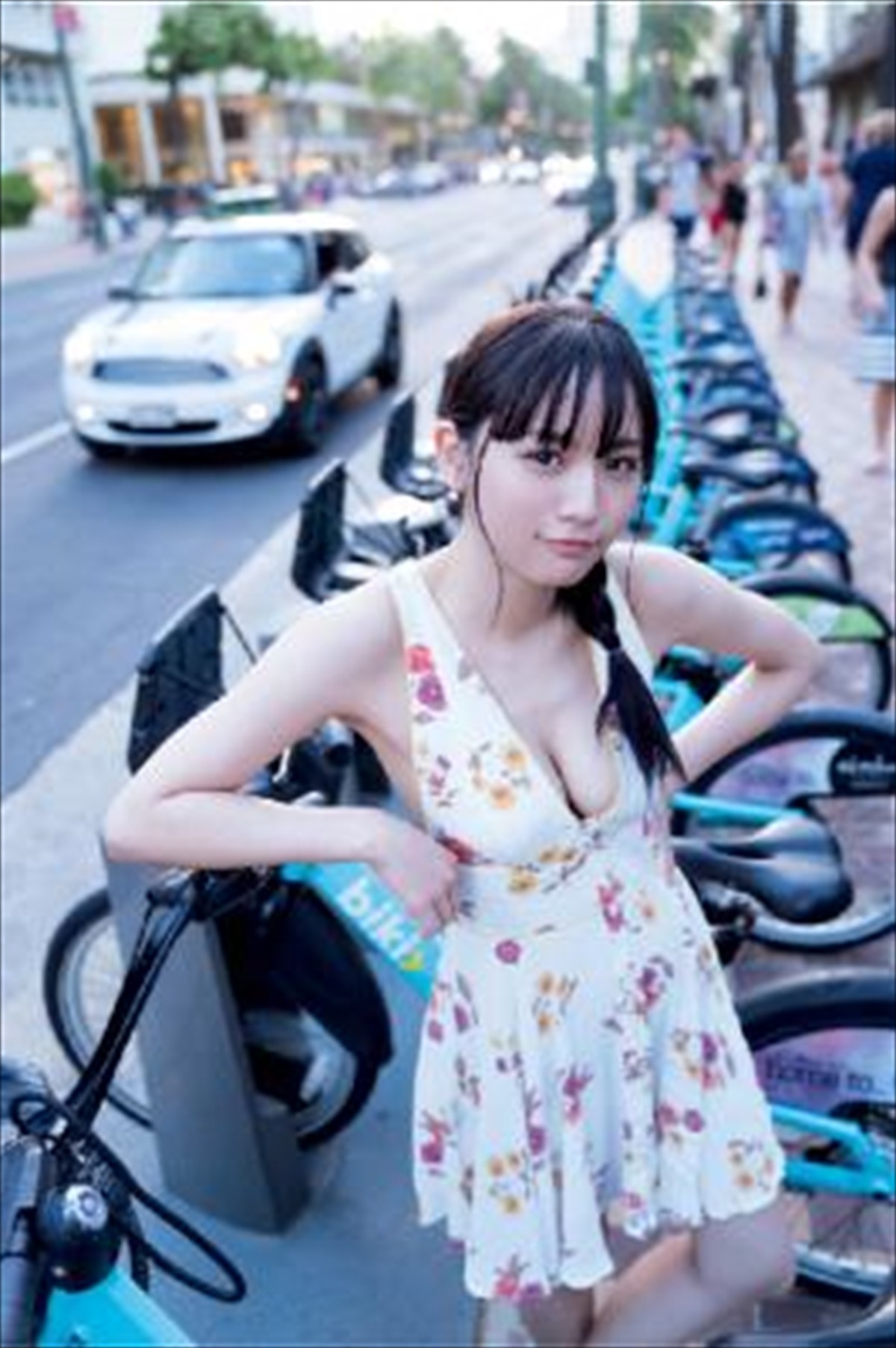 浅川梨奈、20歳のセクシーさとあどけなさを凝縮　グラビア集大成の写真集発売
