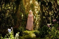 映画『マレフィセント2』ピンクのドレスに身を包んだエル・ファニング場面写真