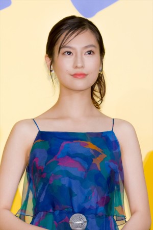 『アイネクライネナハトムジーク』完成披露上映会に登場した恒松祐里