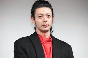 『ある船頭の話』完成披露試写会に登場したオダギリジョー監督