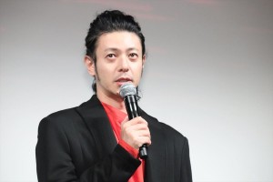 『ある船頭の話』完成披露試写会に登場したオダギリジョー監督