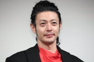 『ある船頭の話』完成披露試写会に登場したオダギリジョー監督