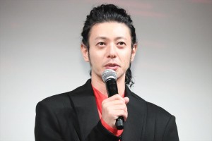『ある船頭の話』完成披露試写会に登場したオダギリジョー監督