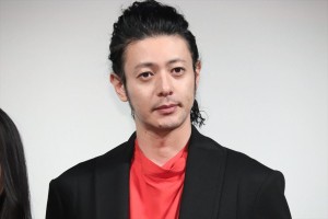 『ある船頭の話』完成披露試写会に登場したオダギリジョー監督
