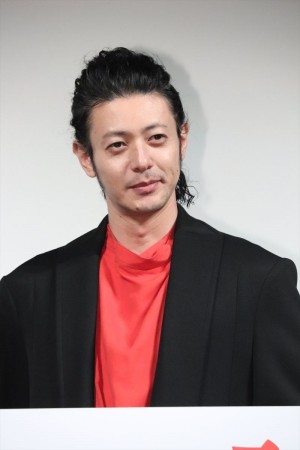 『ある船頭の話』完成披露試写会に登場したオダギリジョー監督