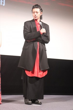 『ある船頭の話』完成披露試写会に登場したオダギリジョー監督