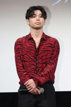 『ある船頭の話』完成披露試写会に登場した村上虹郎