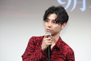 『ある船頭の話』完成披露試写会に登場した村上虹郎