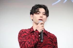 『ある船頭の話』完成披露試写会に登場した村上虹郎